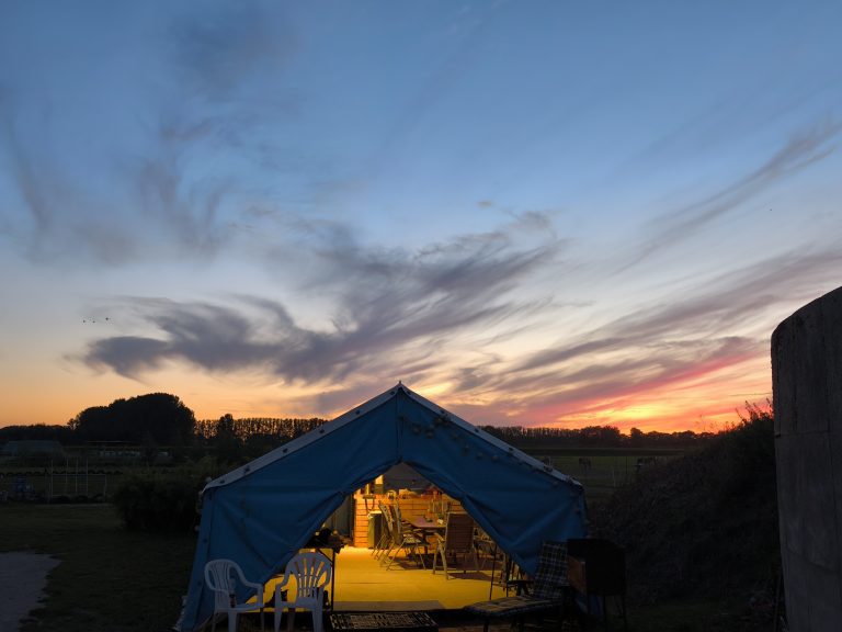 Sonnenuntergang über dem Hof